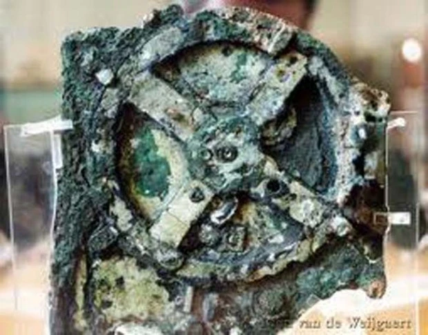 10. Cỗ máy Antikythera Cơ chế này có từ thời Hy Lạp cổ đại - tương tư như chiếc”máy tính” cổ đại được thiết kế để dự đoán vị trí thiên văn và nhật thực. Không có gì phức tạp nếu cỗ máy được làm từ những những thế kỷ sau này. Nhưng vào khoảng thời đại này, chuyện gì đã xảy ra với những bí mật của cỗ máy này?